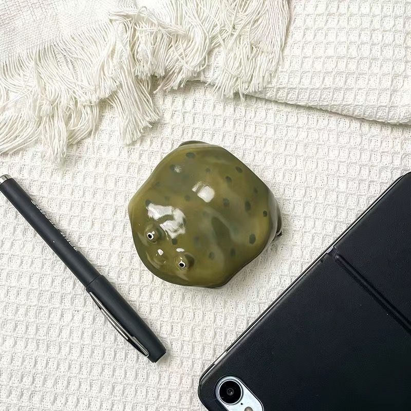 FrogPod™ 3D Frog-Shaped Earbud Case